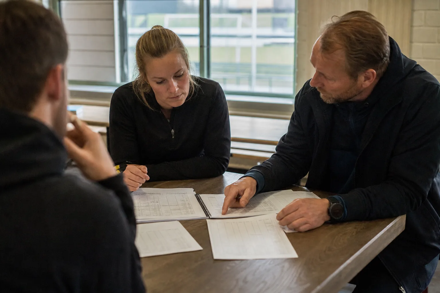 Een Nederlandse sportclub of leslokaal. Beeld bij het artikel: Wanneer stap je van de papieren leskaart over naar een spreadsheet of voortgangssysteem?